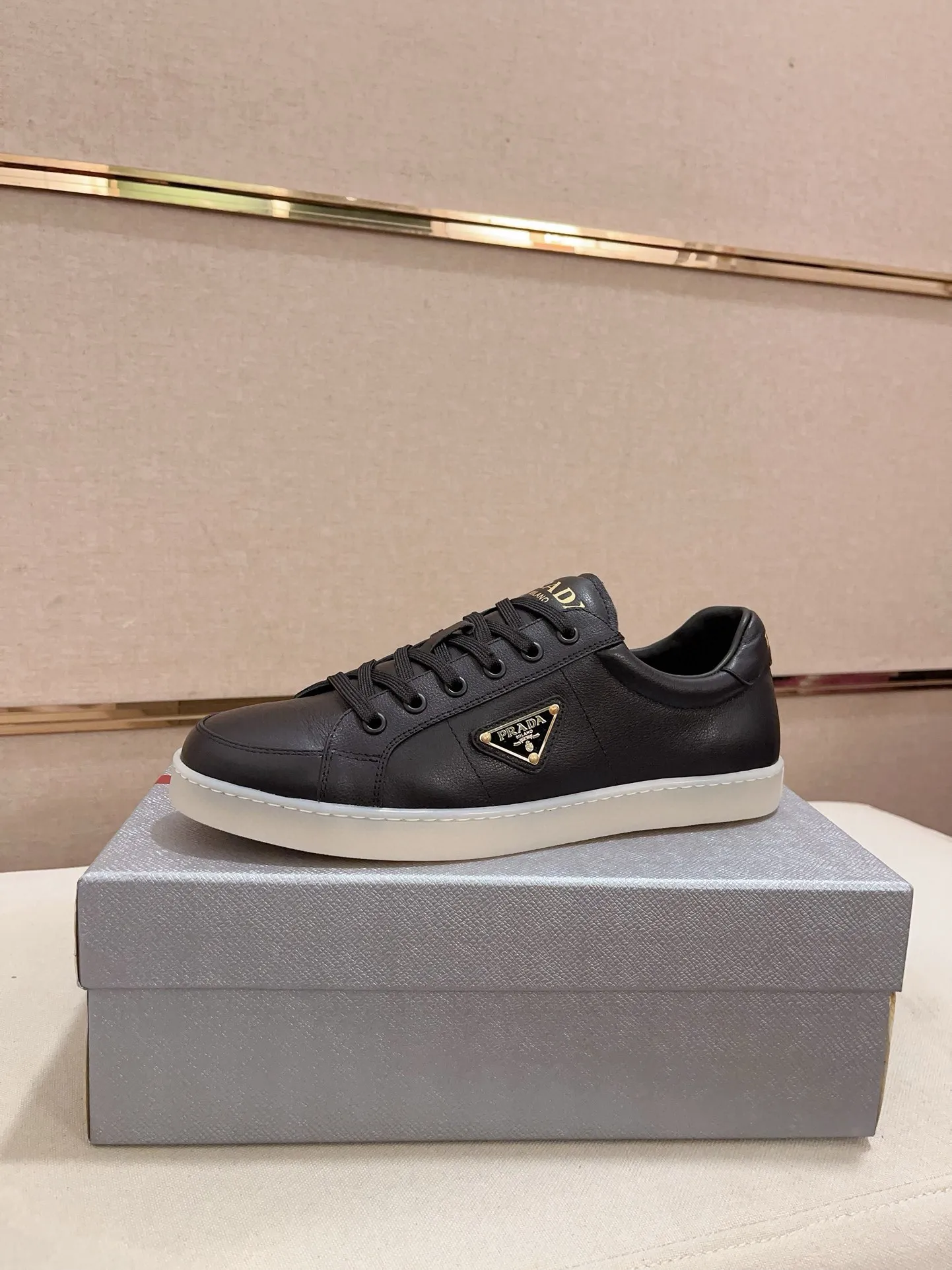 Men's shoes 💰 540💰 ✔️✔️✔️Higher version High-quality new PRADA (Prada) counters are launched at the same time. The new men's shoes and 😘 fabrics are made of high-tech glue-making technology. Lining: Full cowhide lining. 👍🏿 High-end ☄️ air-cushion molded anti-slip rubber outsole, exquisite lines, simple and elegant, comfortable and high-end for leisure travel. Code number: 38 to 44 (45 can be customized and cannot be returned or exchanged)